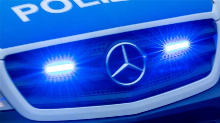 Wieder Einbruch bei Karls Erlebnisdorf - ein Täter gefasst Ein Einsatzfahrzeug der Polizei fährt mit Blaulicht durch die Innenstadt.