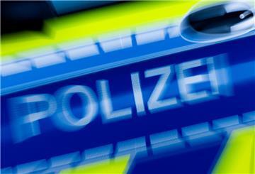 Der Schriftzug „Polizei“ ist auf einem Einsatzfahrzeug zu sehen. 