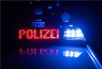 Die Polizei und Feuerwehr erhielten einen Anruf von Pflegeheim-Mitarbeiterinnen, die im Gebäude eine unbekannte, übel riechende Flüssigkeit fanden.