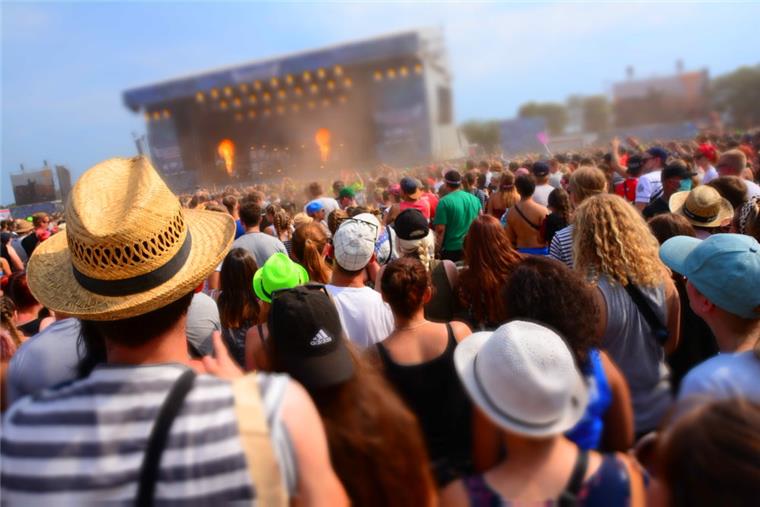 Deichbrand: Festival-Besucher bespuckt Polizisten und droht mit HIV-Infektion Die Polizei war mit dem Verlauf von Deichbrand 2018 grundsätzlich zufrieden - trotz eines ekelhaften Zwischenfalls.