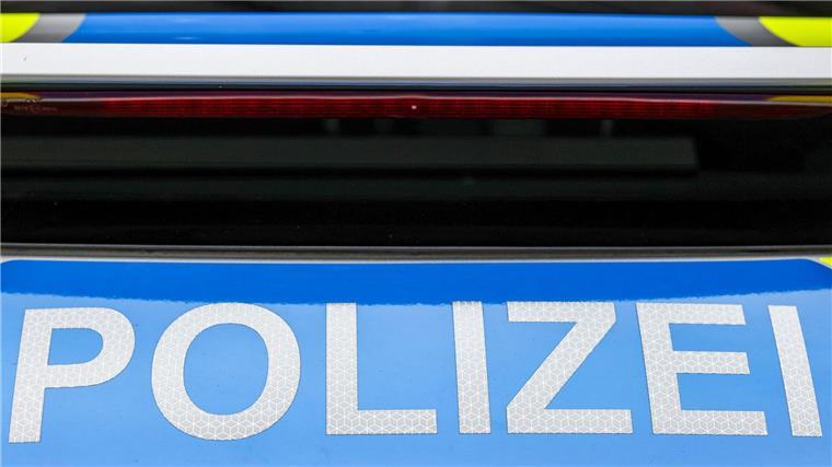 Die Polizei war mit einem Großaufgebot an der Schule im Einsatz. (Symbolbild)