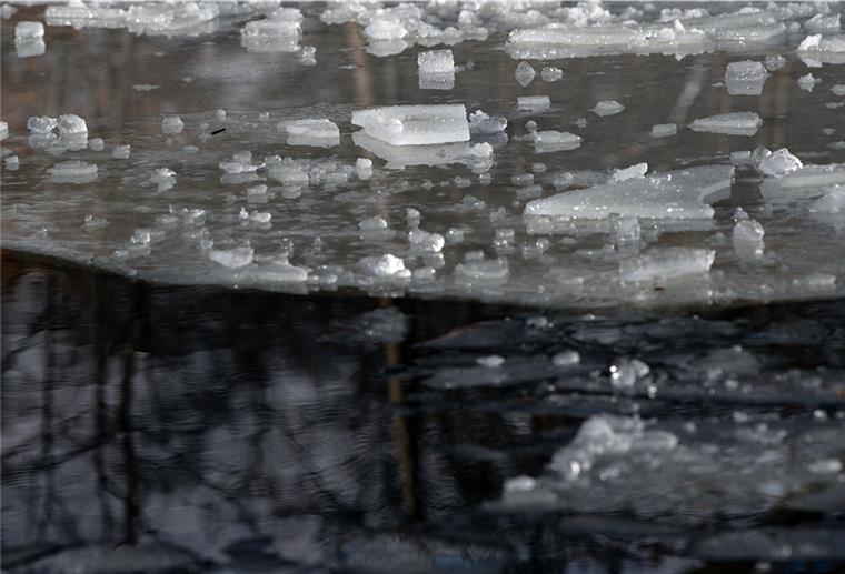 Die Polizei warnt davor, Eisflächen im Stadtgebiet Bremerhaven zu betreten.