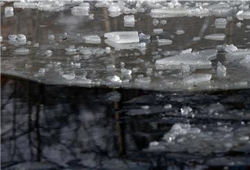 Die Polizei warnt davor, Eisflächen im Stadtgebiet Bremerhaven zu betreten.