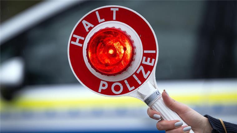 Polizei zieht Bilanz: 22 Verkehrsverstöße bei Kontrolle in Loxstedt Eine Polizistin hält während einer Verkehrskontrolle eine Polizeikelle mit der Aufschrift "Halt Polizei".