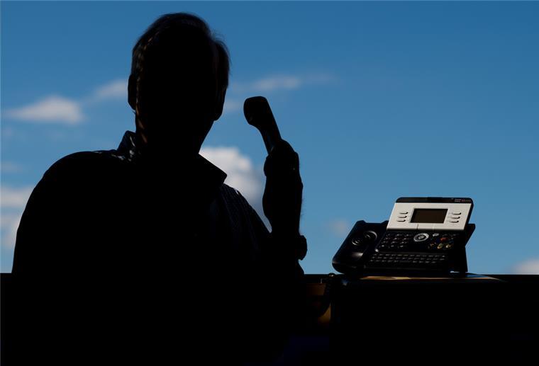 Hellwege: Falsche Polizisten beißen mehrfach am Telefon auf Granit Die Polizei warnt vor falschen Polizisten, die Bürger am Telefon mit unterschiedlichen Methoden ausplündern wollen.