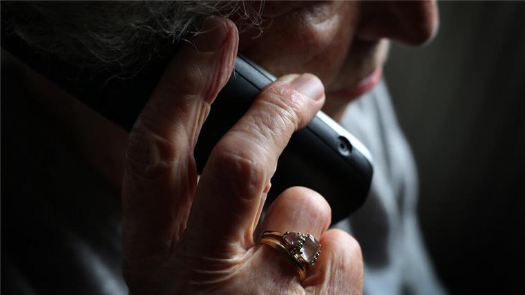 Schockanrufe im Cuxland: Betrüger fordern dreist Kautionen von Senioren Symbolbild Anruferin Telefonhörer