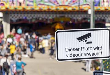 Die Polizei will bei den „Maritimen Tagen“ wieder Festgelände und Zufahrtsstraßen mit Videokameras überwachen. Aber hilft diese Technik wirklich bei der Polizeiarbeit?
