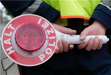 Ein Polizist während einer Verkehrskontrolle mit einer Haltekelle 