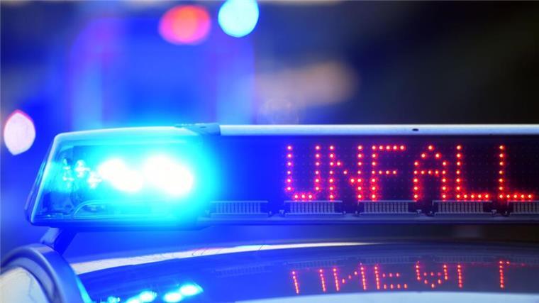 Unfall bei Wremen: Drei Verletzte, darunter ein Säugling Auf einem Polizeifahrzeug warnt eine Leuchtschrift vor einer Unfallstelle.