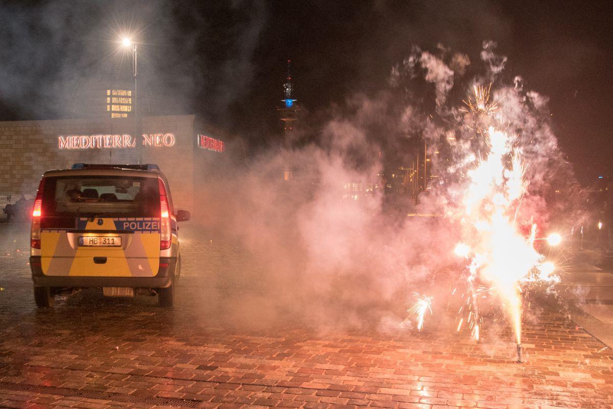 Die Polizei zeigte in der Silvesternacht Präsenz am Weserdeich in Bremerhaven. Im gesamten Stadtgebiet gab es Brände.