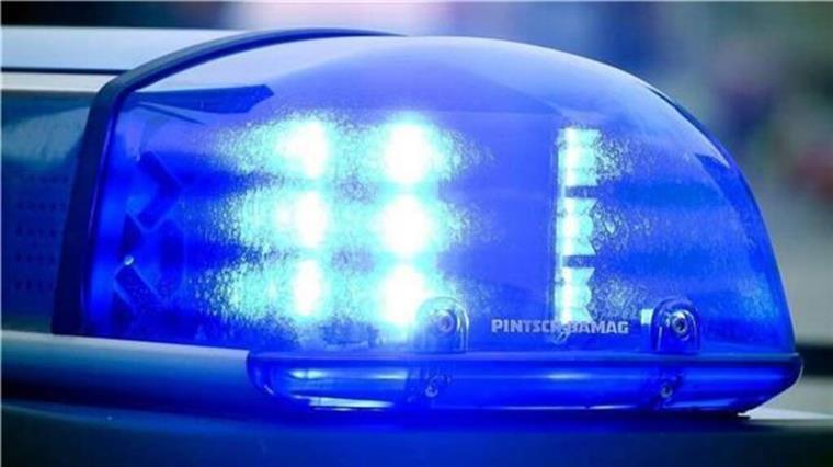 Spendenbetrüger vor Supermärkten: Polizei stoppt Duo in Zeven-Aspe Flackerndes Blaulicht auf dem Dach eines Streifenwagens.