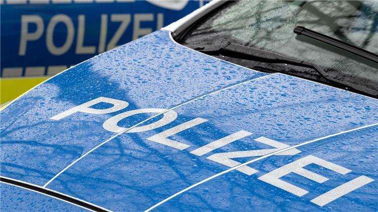 Autofahrer mit verloren gemeldetem Führerschein erwischt Die Polizisten halten den angeblich abhandengekommenen Führerschein in den Händen. (Symbolbild)