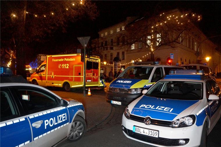 Polizei findet Sprengstoff in der Nähe von Weihnachtsmarkt in Potsdam Die Polizisten sperrten am Freitagnachmittag die Straßen um einen Weihnachtsmarkt in der Potsdamer Innenstadt ab.