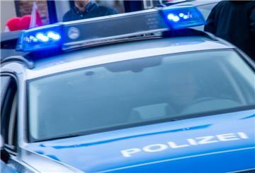  Ein Streifenwagen der Polizei ist mit Blaulicht im Einsatz.