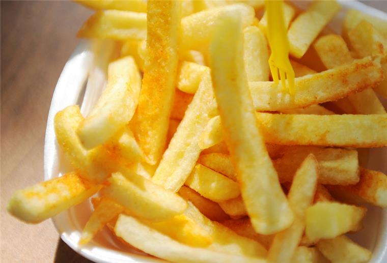 Bremerhaven: Polit-Zoff ums Pommes-Schälchen Die Pommes-Pappe wird es bald auf Stadtfesten in Bremen nicht mehr geben. Hier darf künftig nur Mehrweggeschirr benutzt werden. Dass Bremerhaven diese Regelung nun einfach übernehmen soll, kommt bei der Politik in der Seestadt allerdings gar nicht gut an.