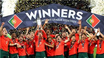 Die portugiesische Fußball-Nationalmannschaft feiert ihren Sieg nach dem Nations-League-Finale.