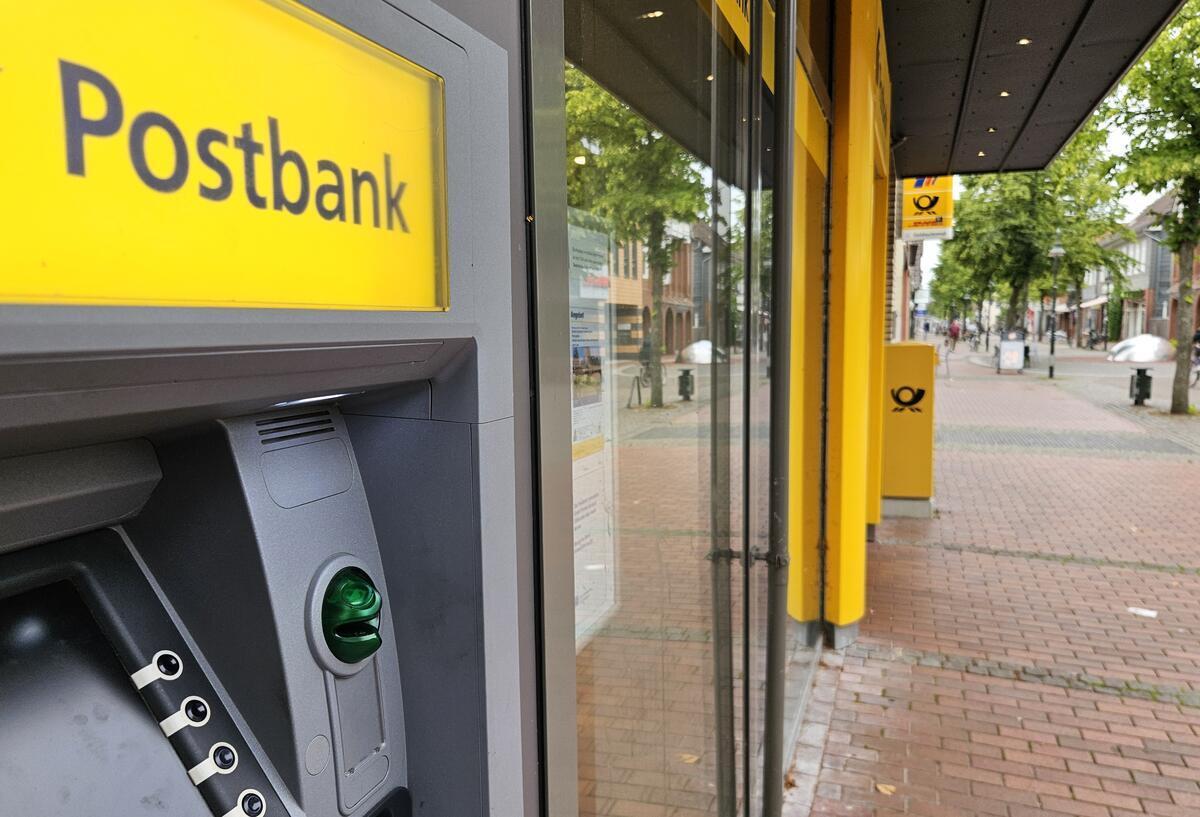 Postbank revolutioniert Kontomodelle: Was Kunden jetzt wissen müssen Das Bild zeigt einen Geldautomat der Postbank.