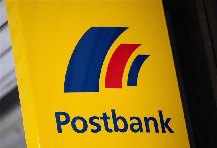 Änderung bei der Postbank bedeutet gravierende Einschnitte für Millionen Kunden An einer Filiale der Postbank hängt das gelbe Logo.