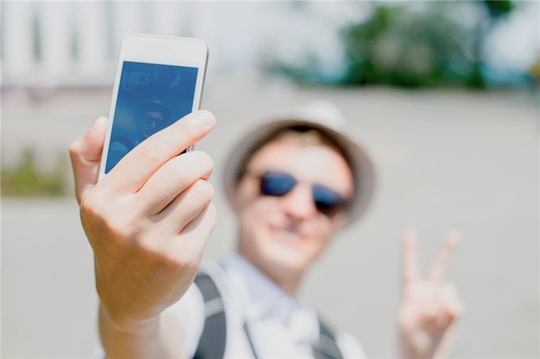 Posen statt erleben: Es reicht mit dem Selfie-Wahn #isso Die Postkarte von heute: Besonders im Urlaub sind Selfies beliebt.