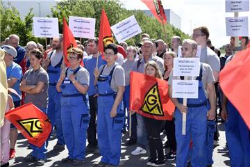 Die Powerblades-Beschäftigen fordern den Erhalt ihrer Arbeitsplätze. Foto Scheschonka