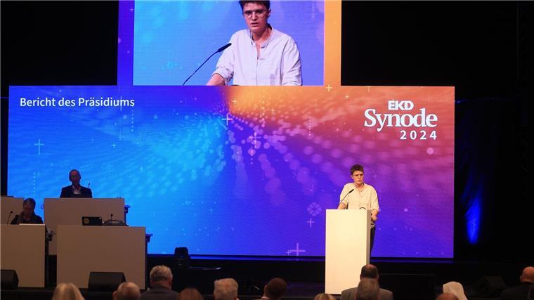 EKD-Chefin Fehrs kritisiert aktuelle Asyldebatte Die Präses der Synode, Anna-Nicole Heinrich, will die Beiträge von Missbrauchs-Betroffenen aus dem Publikum in die Diskussion aufnehmen.