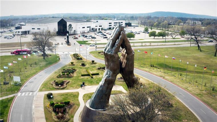 Der große Kreuzzug: Arte-Doku über Evangelikale Die „Praying Hands-Statue“ von Tulsa im US-Staat Oklahoma.