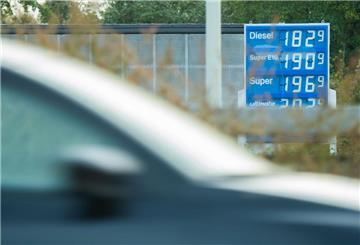 Die Preisanzeige einer Tankstelle an der Autobahn A7 im Landkreis Hildesheim.