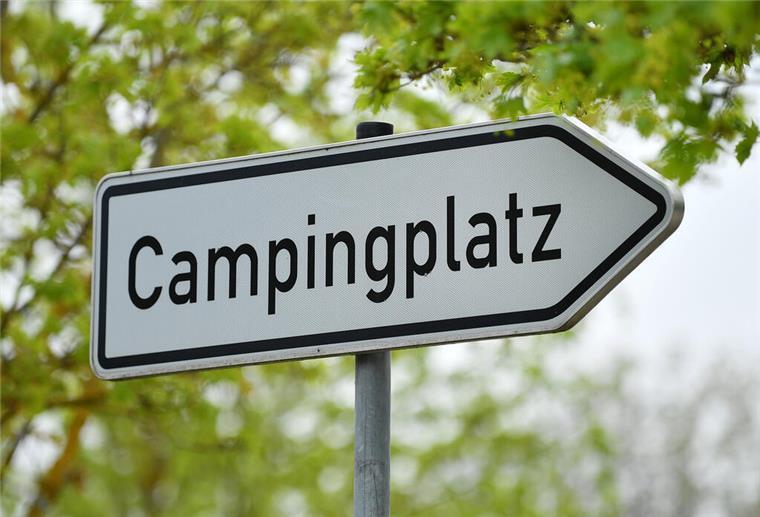 "Campingplatz" steht auf einem Wegweiser an der Zufahrt zu einem Campingplatz.