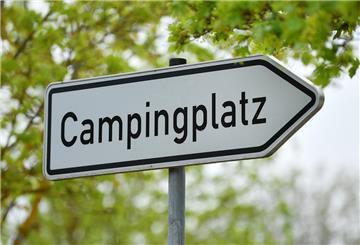 "Campingplatz" steht auf einem Wegweiser an der Zufahrt zu einem Campingplatz.