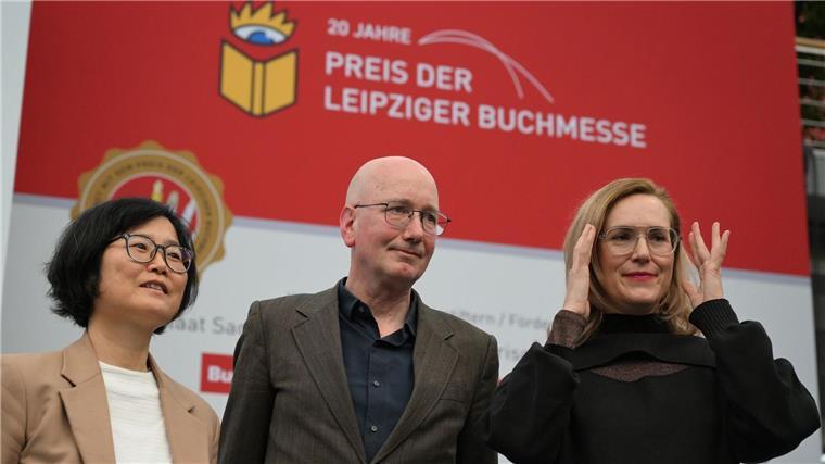 Leipziger Buchmesse eröffnet - Barbi Marković ausgezeichnet Die Preisträger der diesjährigen Buchmesse: Barbi Markovic (r.), Tom Holert und Ki-Hyang Lee in Leipzig.