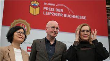 Die Preisträger der diesjährigen Buchmesse: Barbi Markovic (r.),  Tom Holert und Ki-Hyang Lee in Leipzig.