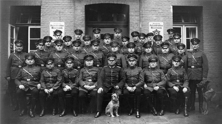 Neue Sonderausstellung zeigt die Polizei zwischen Demokratie und Diktatur Das Foto zeigt die Preußische Schutzpolizei vor dem Polizeirevier Langestraße 119 (Fotograf unbekannt, circa 1928).