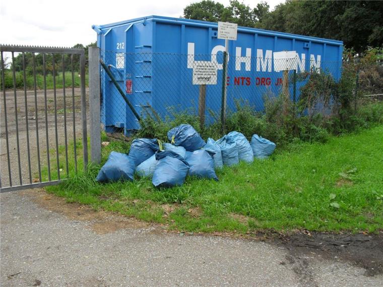 Grünschnittplatz in Tarmstedt: Gefrustete Bürger brauchen Geduld Die Probleme auf dem Tarmstedter Grünschnittsammelplatz treiben Blüten. So laden – wie auf diesem Archivfoto zu sehen – nicht selten Leute ihren Gartenabfall vor dem Tor ab, weil die Anlage nur fünf Stunden pro Woche geöffnet ist.