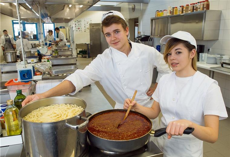 Die Produktionsschule ist stark handwerklich geprägt. Auch im Bereich Gastronomie können junge Leute Erfahrungen sammeln.