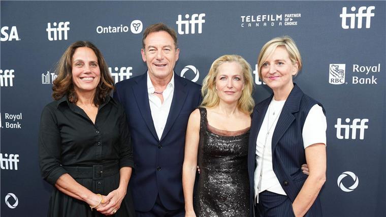Gillian Anderson brilliert in „Der Salzpfad“ Die Produzentin Elizabeth Karlsen (l-r), Jason Isaacs, Gillian Anderson und die Regisseurin Marianne Elliott bei der Premiere des Films in Toronto. (Archivbild)