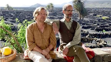 Die prominent besetzte Komödie „Der Nachname“ läuft im ARD Sommerkino.