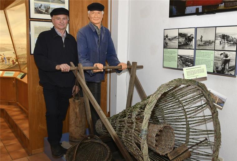 Die Puppenbauerin Kerstin Wickel hat für das Wremer Wattenfischermuseum eine lebensechte Puppe des letzten Reusenfischers gemacht. 