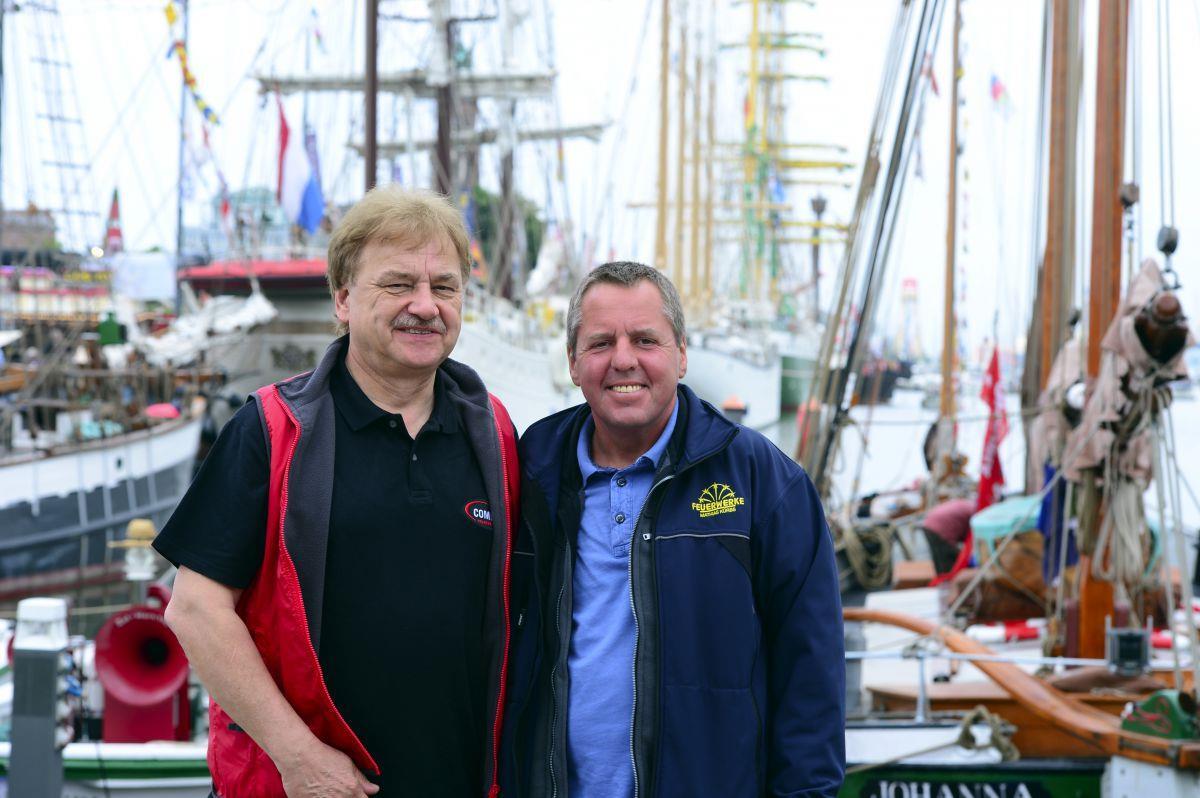 Höhenfeuerwerk mit fast 10.000 Schüssen Die Pyrotechniker Eckhard Tischer (links) und Mathias Kürbs sorgen dafür, dass die Besucher das Höhenfeuerwerk genießen können.