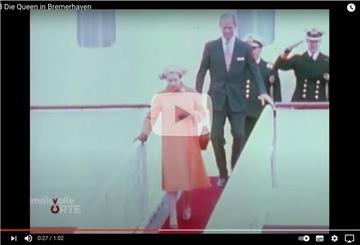 Die Queen schlidderte 1978 bei ihrem Bremerhaven-Besuch ausgesprochen beherrscht und elegant die steile Gangway von der "Britannia" hinab auf die Columbuskaje. Hinter ihr Prinz Philip.