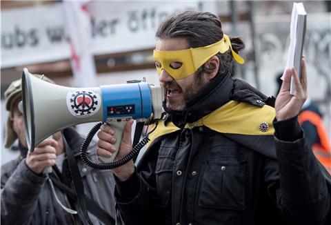 2.12.2020, Berlin: Teilnehmer bei einer Demonstration der Gruppe «Querdenken30» unter dem Titel «Medienmarsch» gegen «Lügen der Presse»