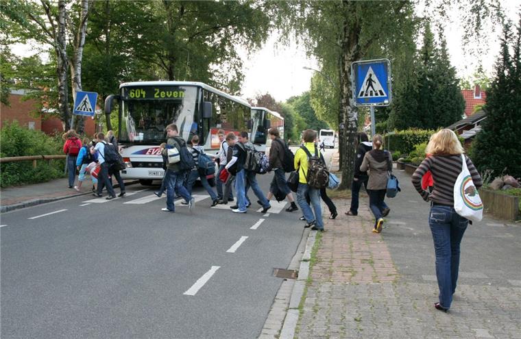 Zeven: Verkehrsführung an der IGS in der Kanalstraße bleibt ungeklärt Die Querung der Kanalstraße stellt für die Schüler einen großen Gefahrenpunkt dar.
