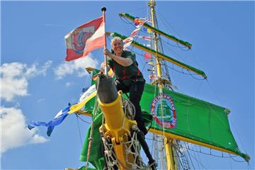 Die &quot;Alexander von Humboldt II&quot; im Neuen Hafen. Foto: Scheschonka