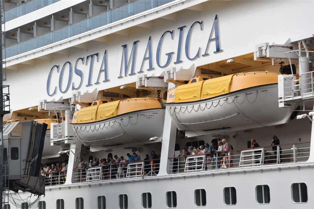 Die &quot;Costa Magica&quot; in Bremerhaven.