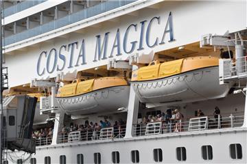 Die &quot;Costa Magica&quot; in Bremerhaven.
