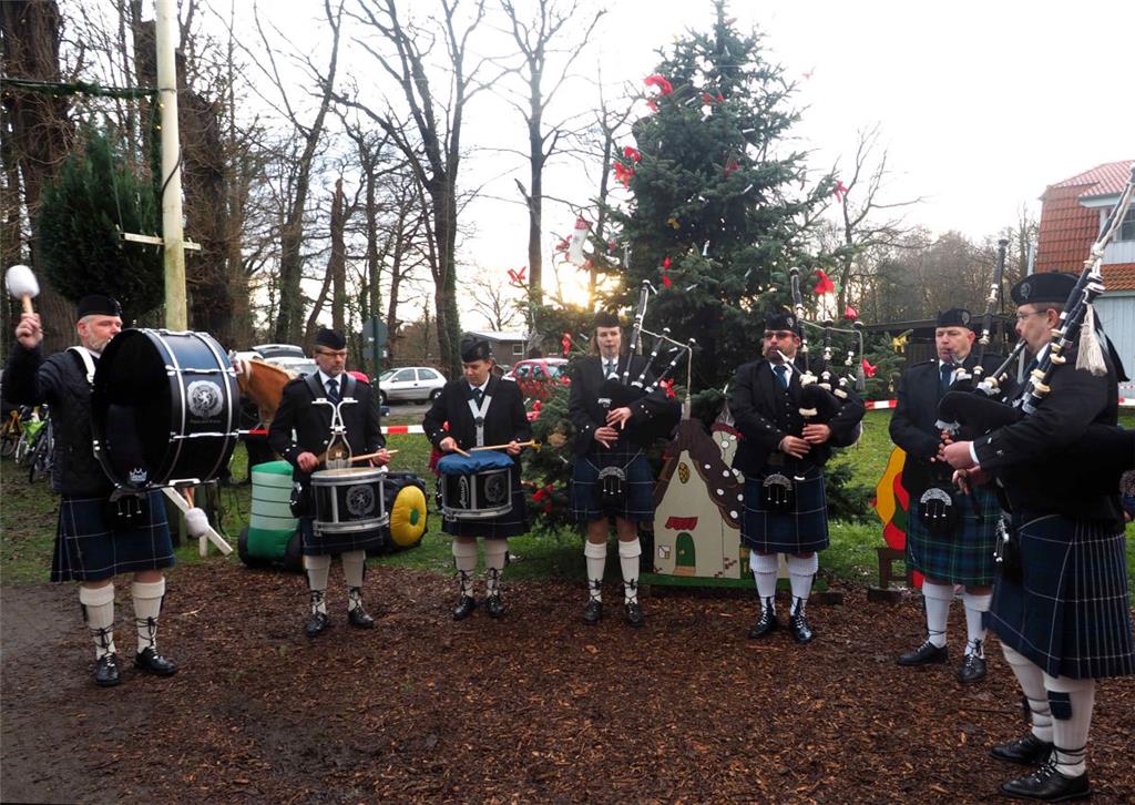 Die &quot;North Coast Area Pipes and Drums&quot; begleiteten das &quot;Anleuchte...