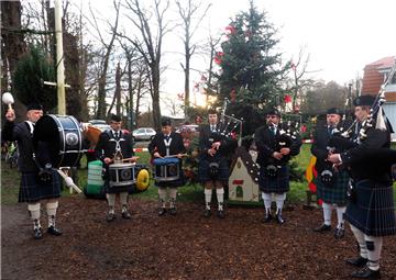 Die &quot;North Coast Area Pipes and Drums&quot; begleiteten das &quot;Anleuchte...