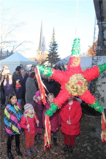 Die &quot;Pinata&quot;, ein mit Süßigkeiten gefüllter Stern, lockte besonders di...