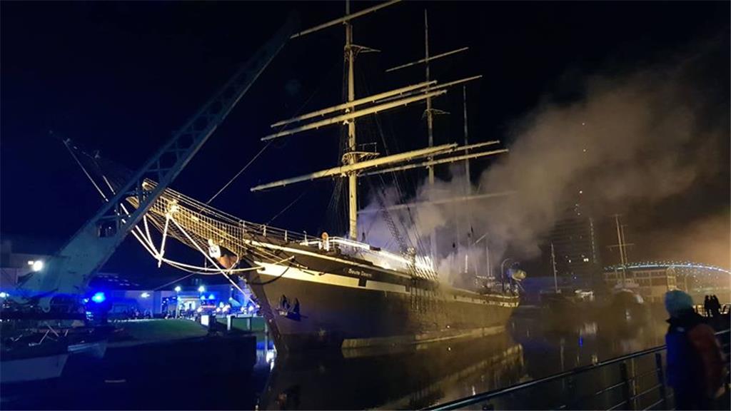 Die &quot;Seute Deern&quot; in Bremerhaven brennt. Die Feuerwehr löscht den Bran...