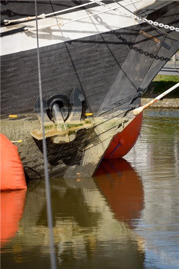 Die &quot;Seute Deern&quot; taucht langsam wieder aus dem Wasser auf. Foto: Schi...