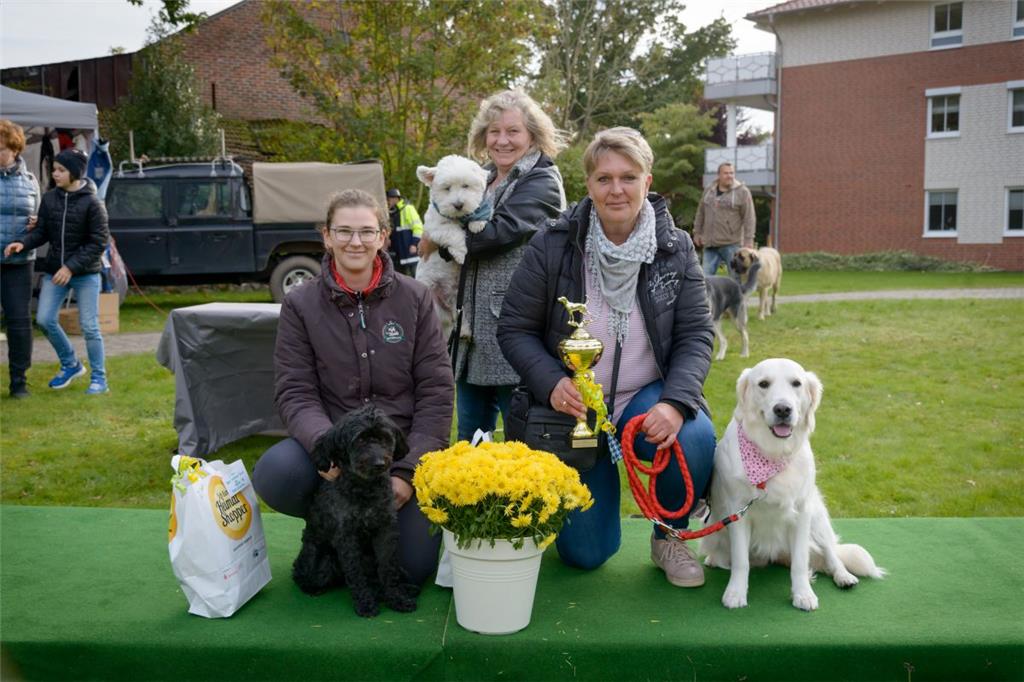 Die &quot;Topmodels&quot; (von links): Sophie Brünjes mit Snoopy (3. Platz), Pet...